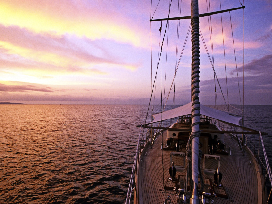 Яхта в море