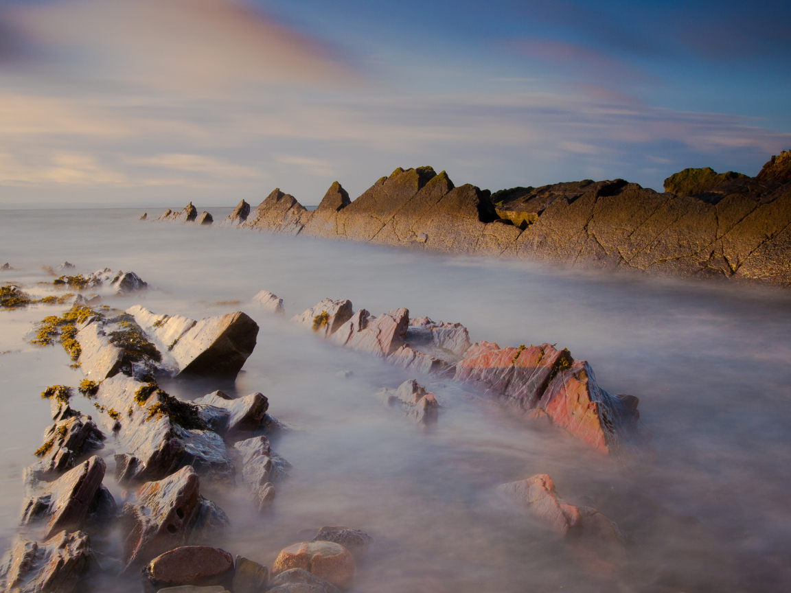 Острые скалы в море