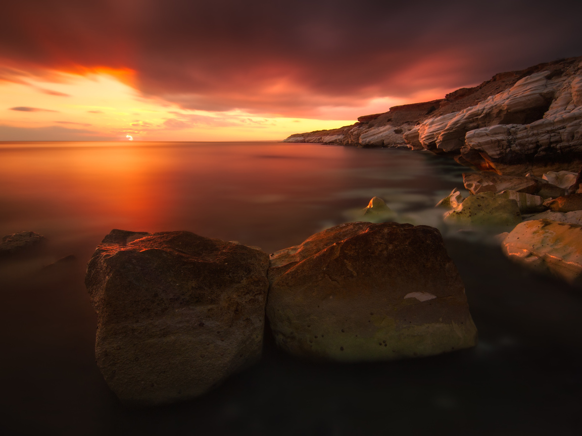 Валуны на фоне красного заката