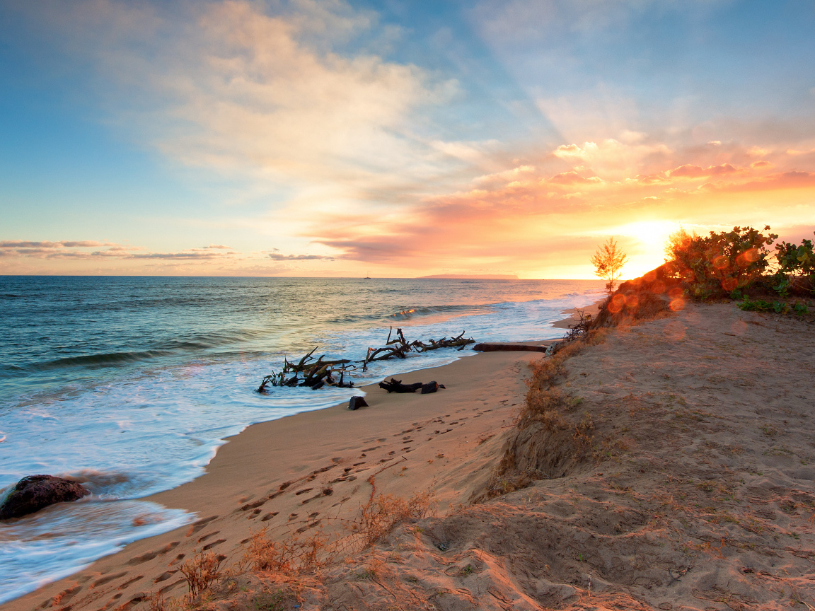 Яркий закат на острове