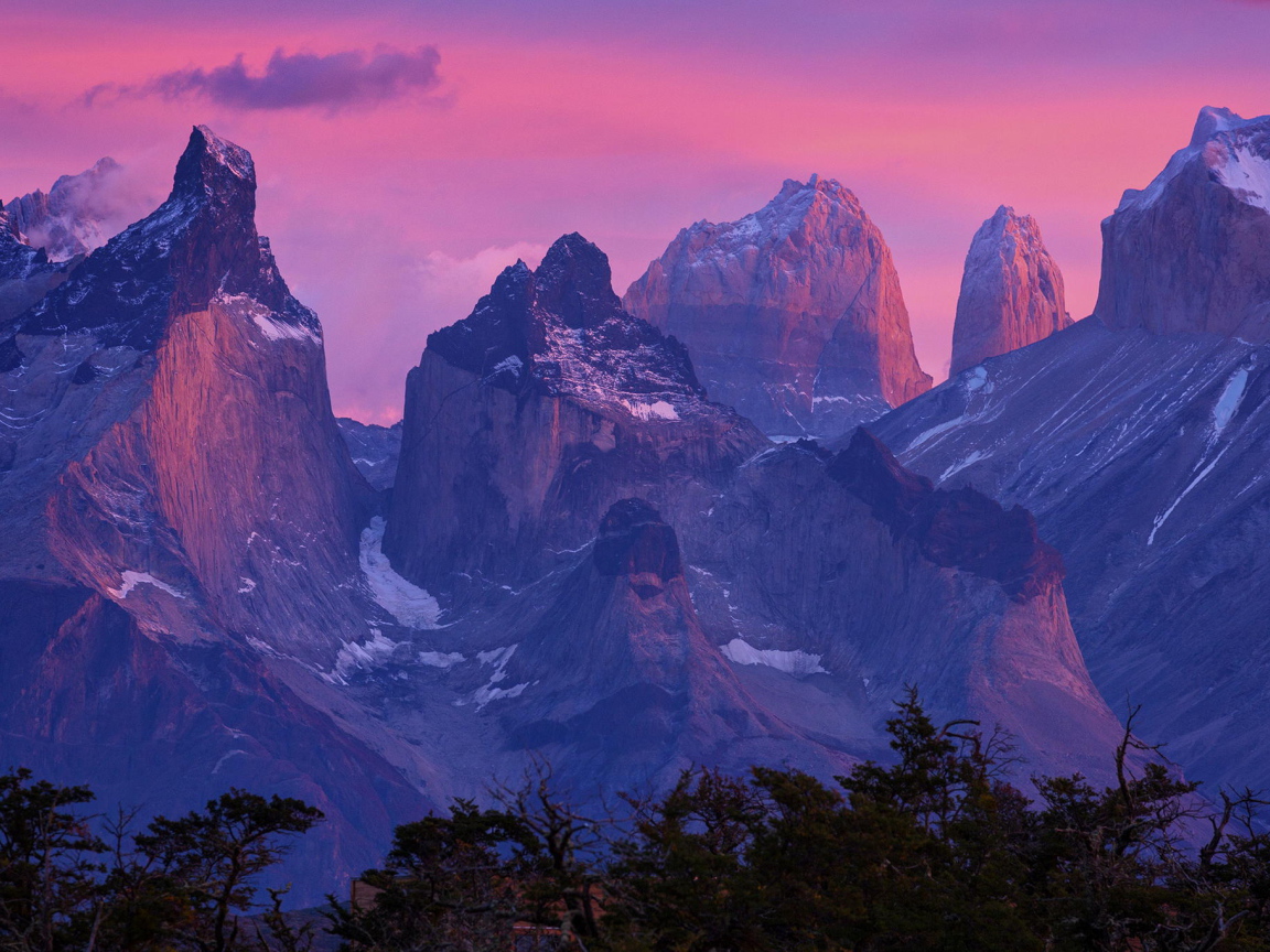 Розовый закат в горах