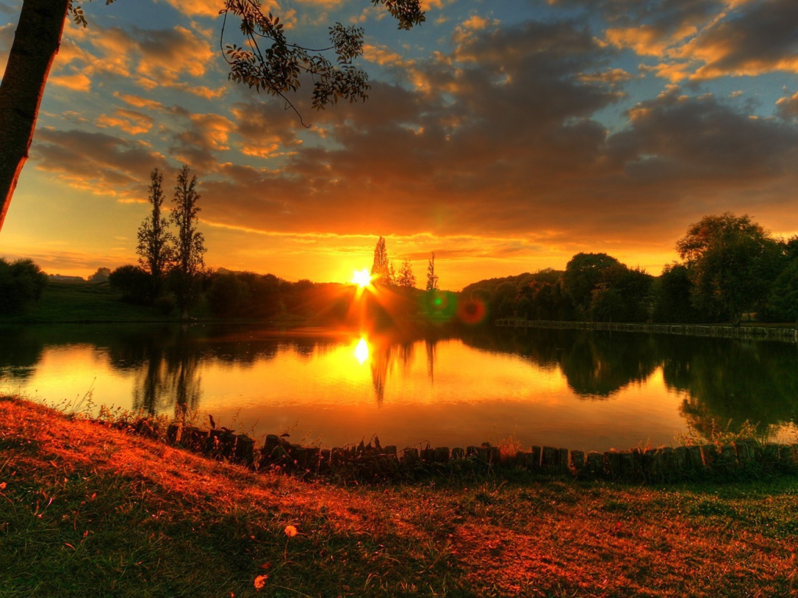 Закат у лесного озера