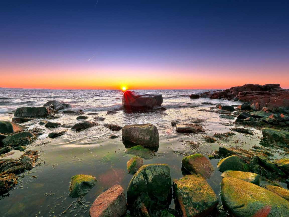 Закат на каменном берегу