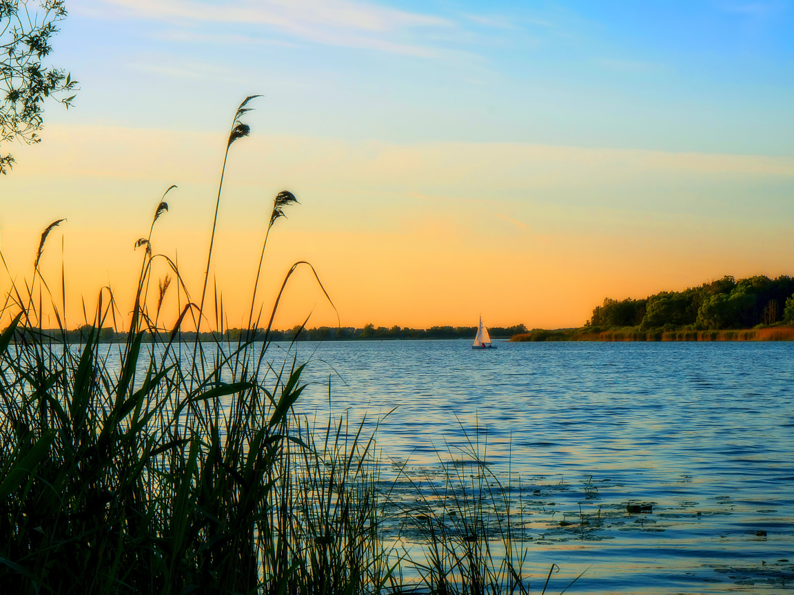 Закат над озером