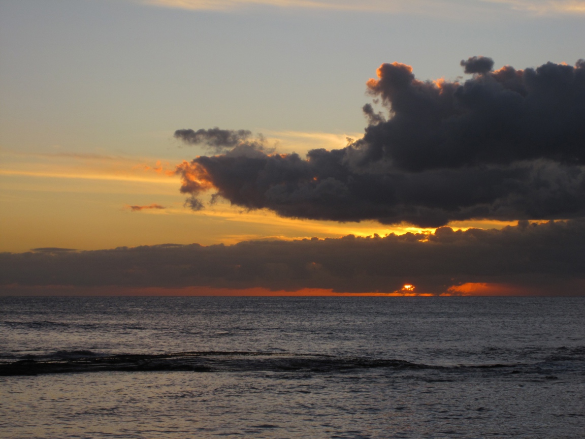 Солнце садится в тучу