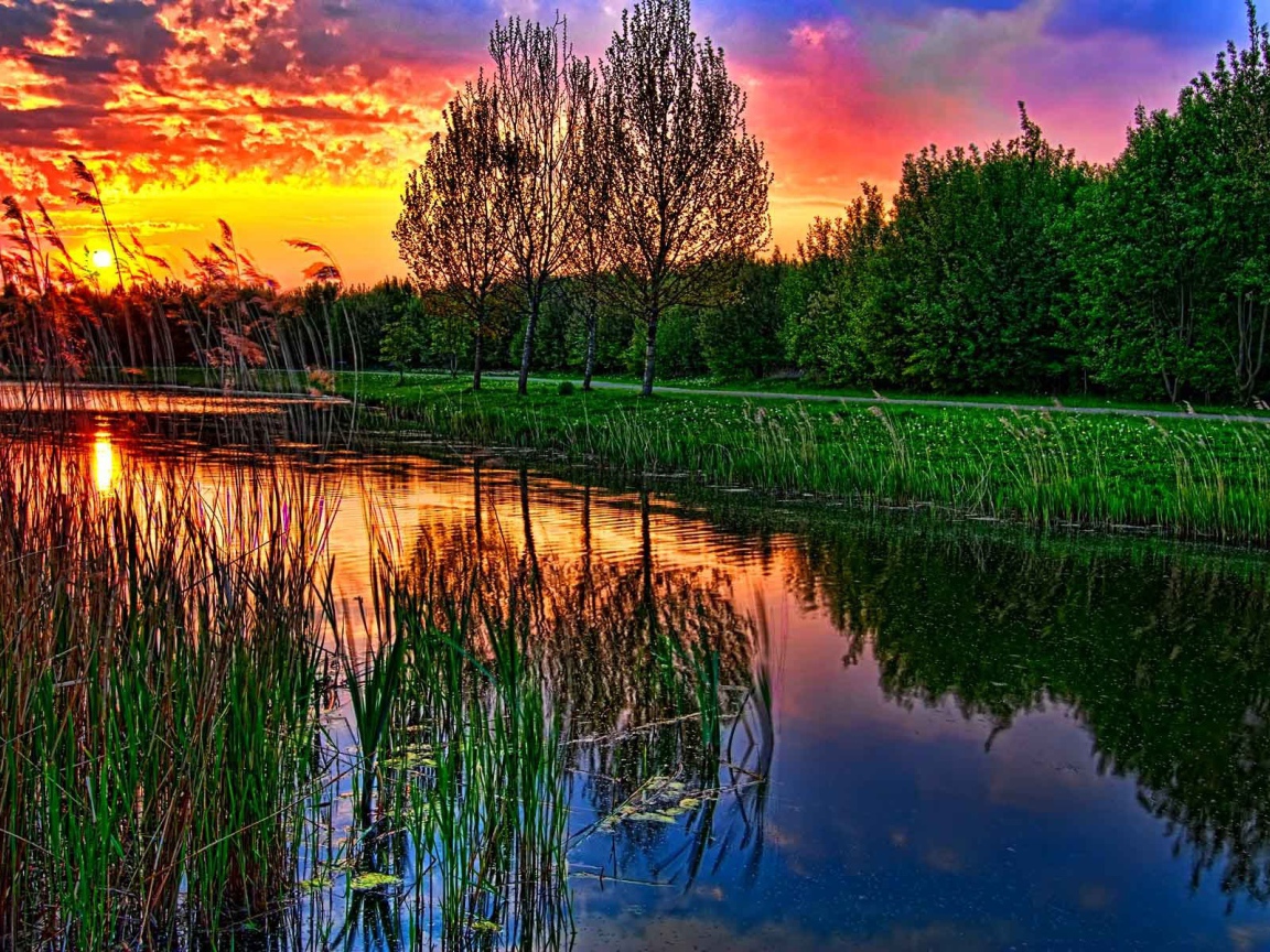 Красный закат над озером