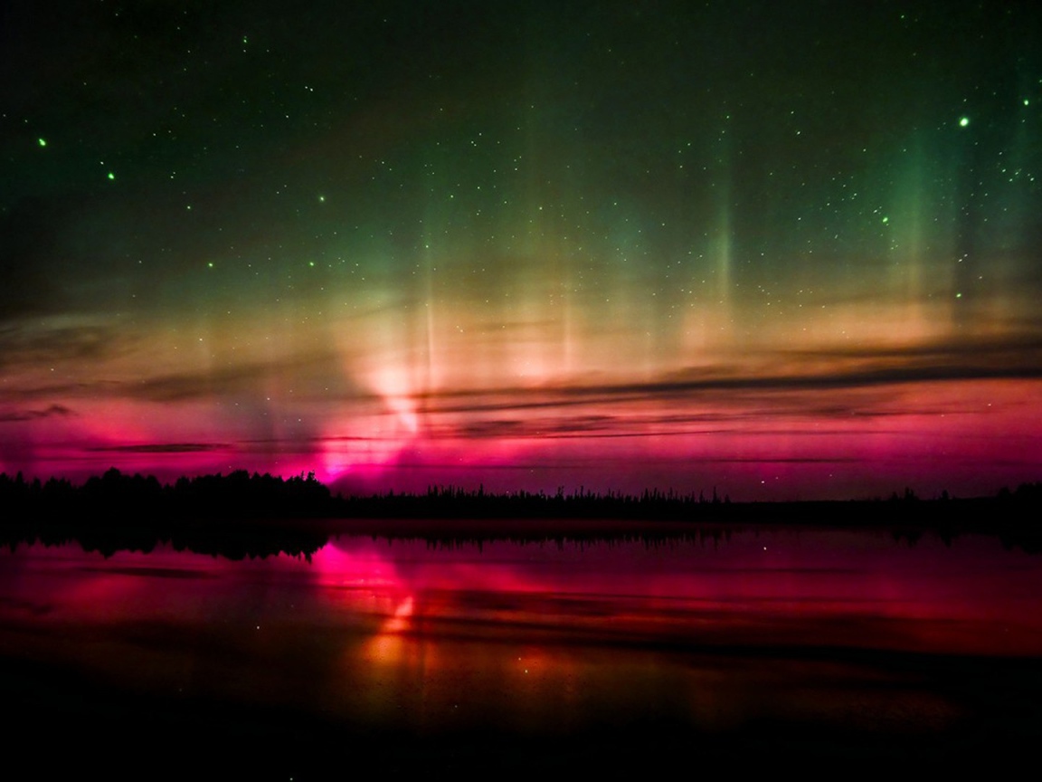 Северное сияние и красный закат