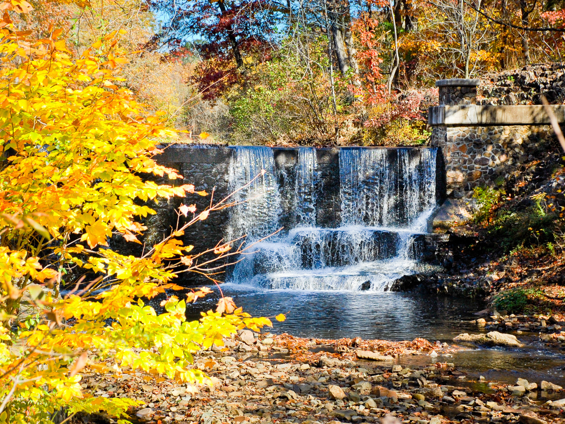 Искусственный водопад осенью