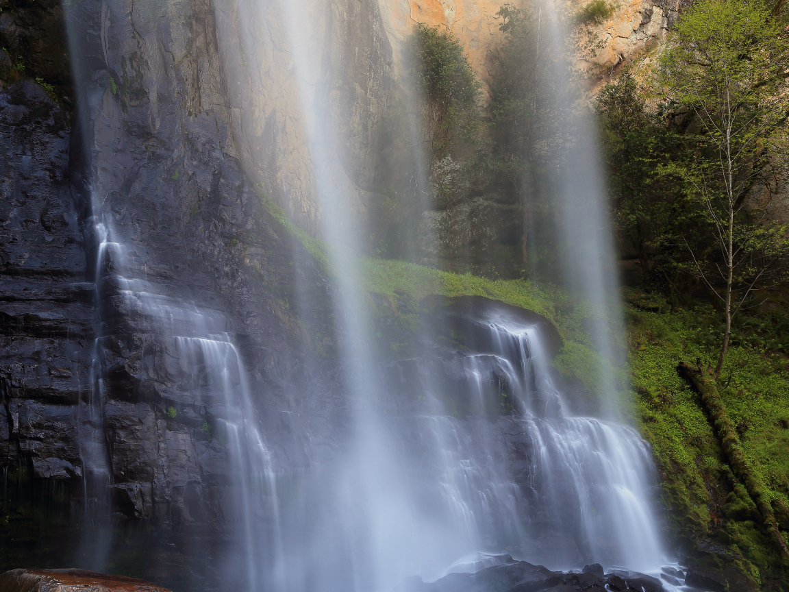 Красивый водопад в США