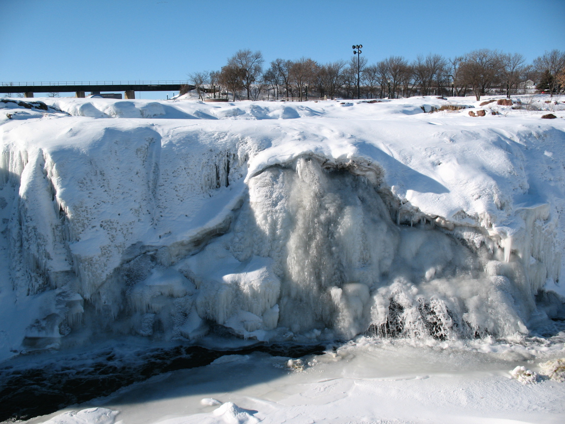Замерзший водопад на Аляске