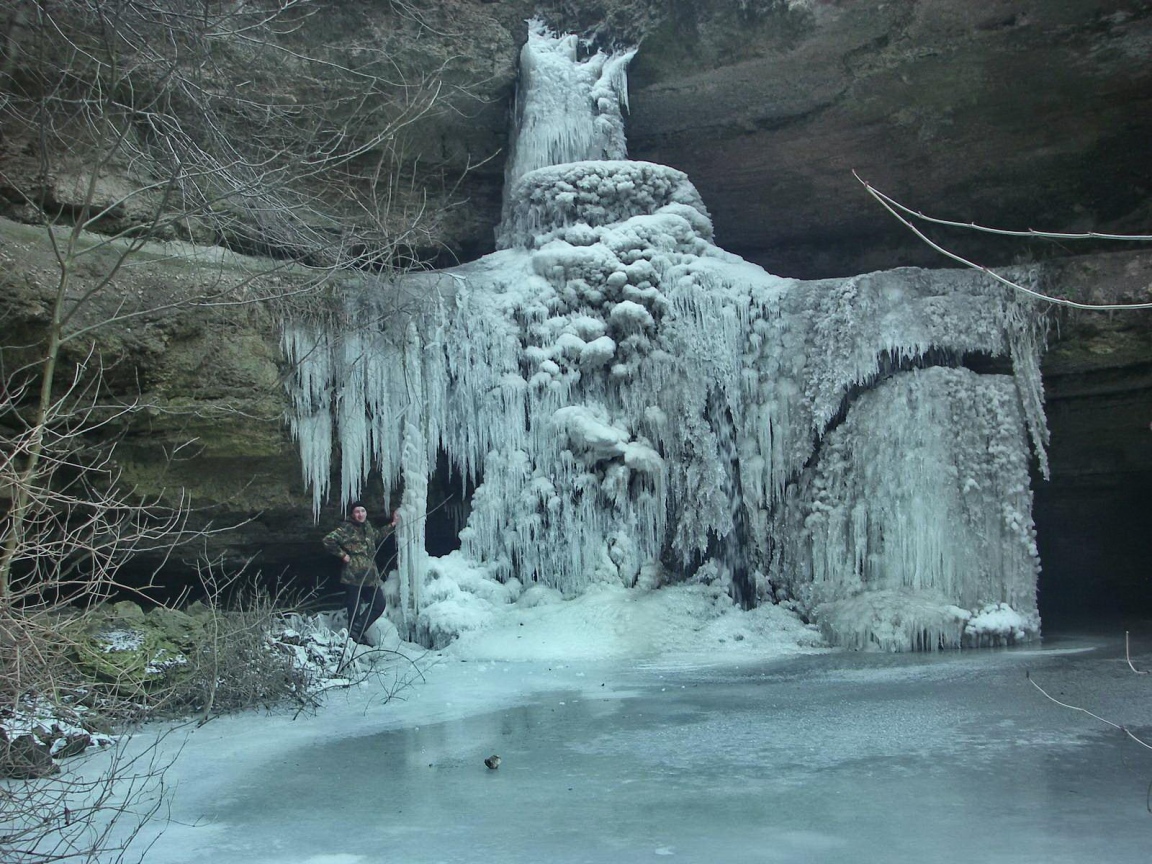 Замерзший водопад в Молдавии