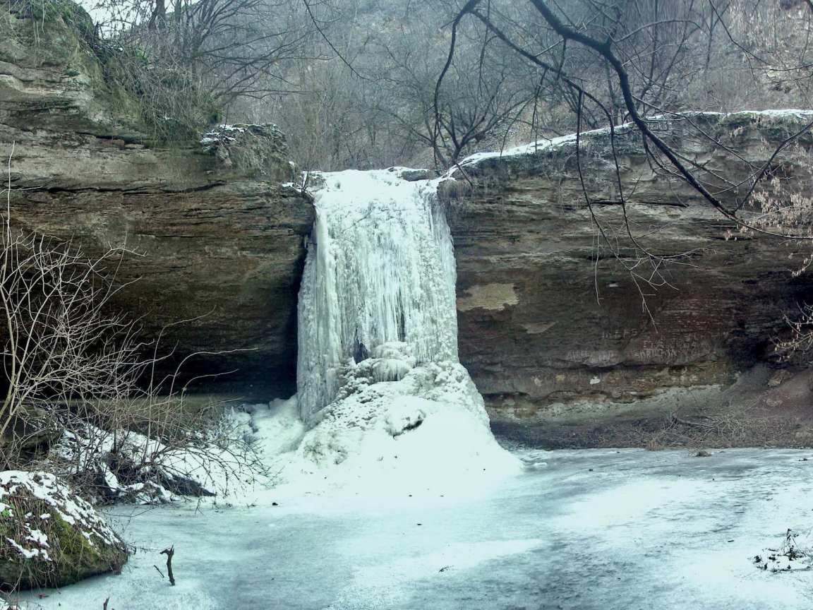Замерзший водопад в Молдавских лесах