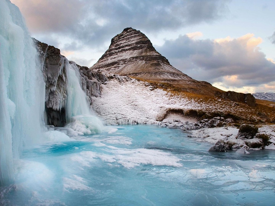 Замерзший водопад в горах