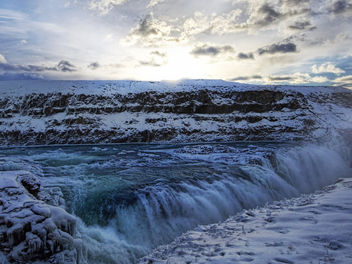 Замерзший водопад на горном плато
