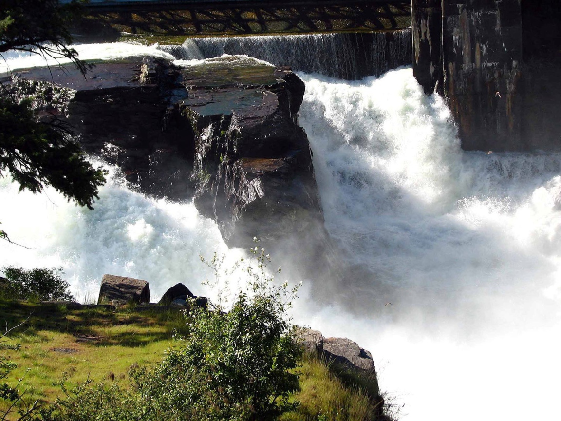 Водопад пенится среди скал