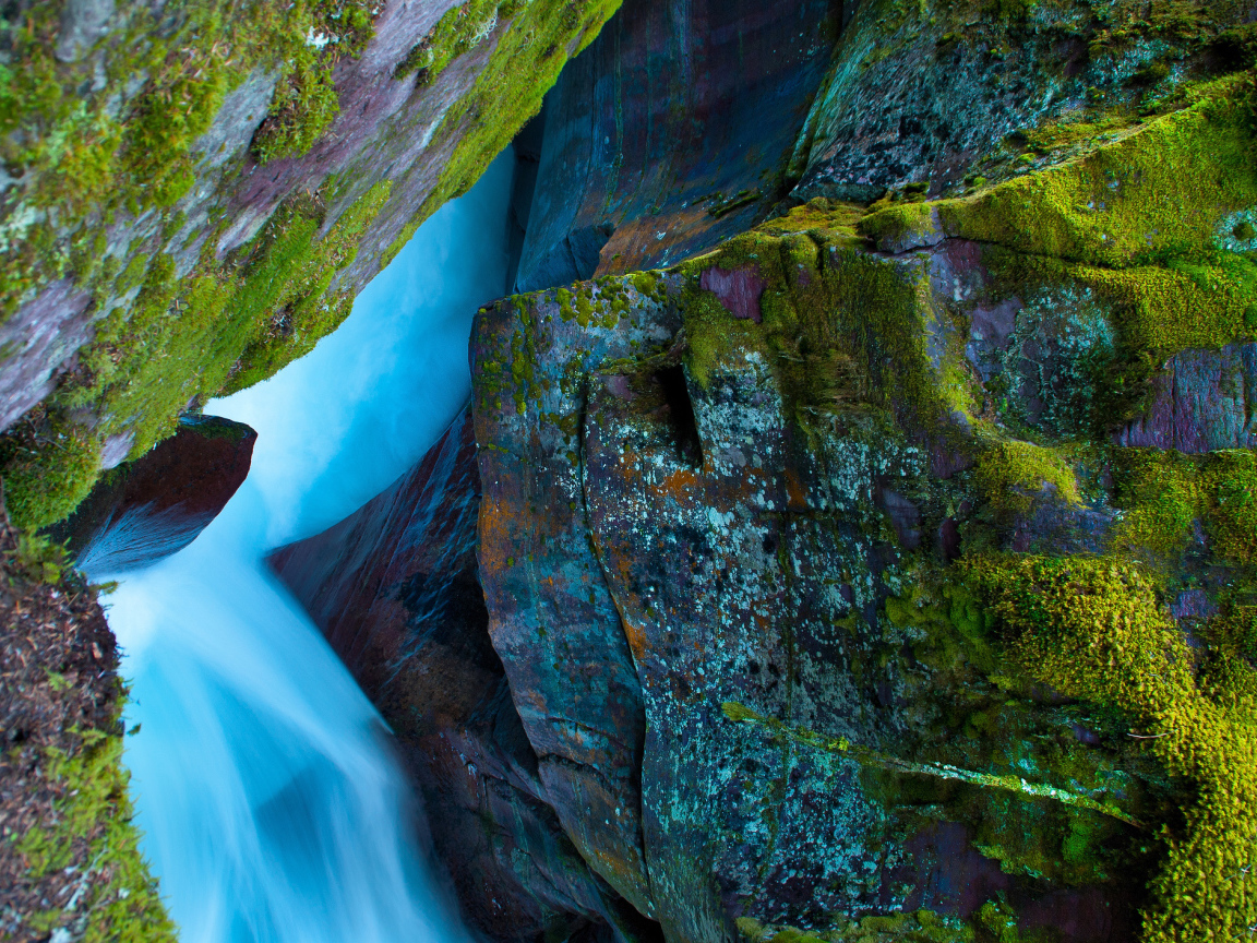 Мох на камнях и водопад