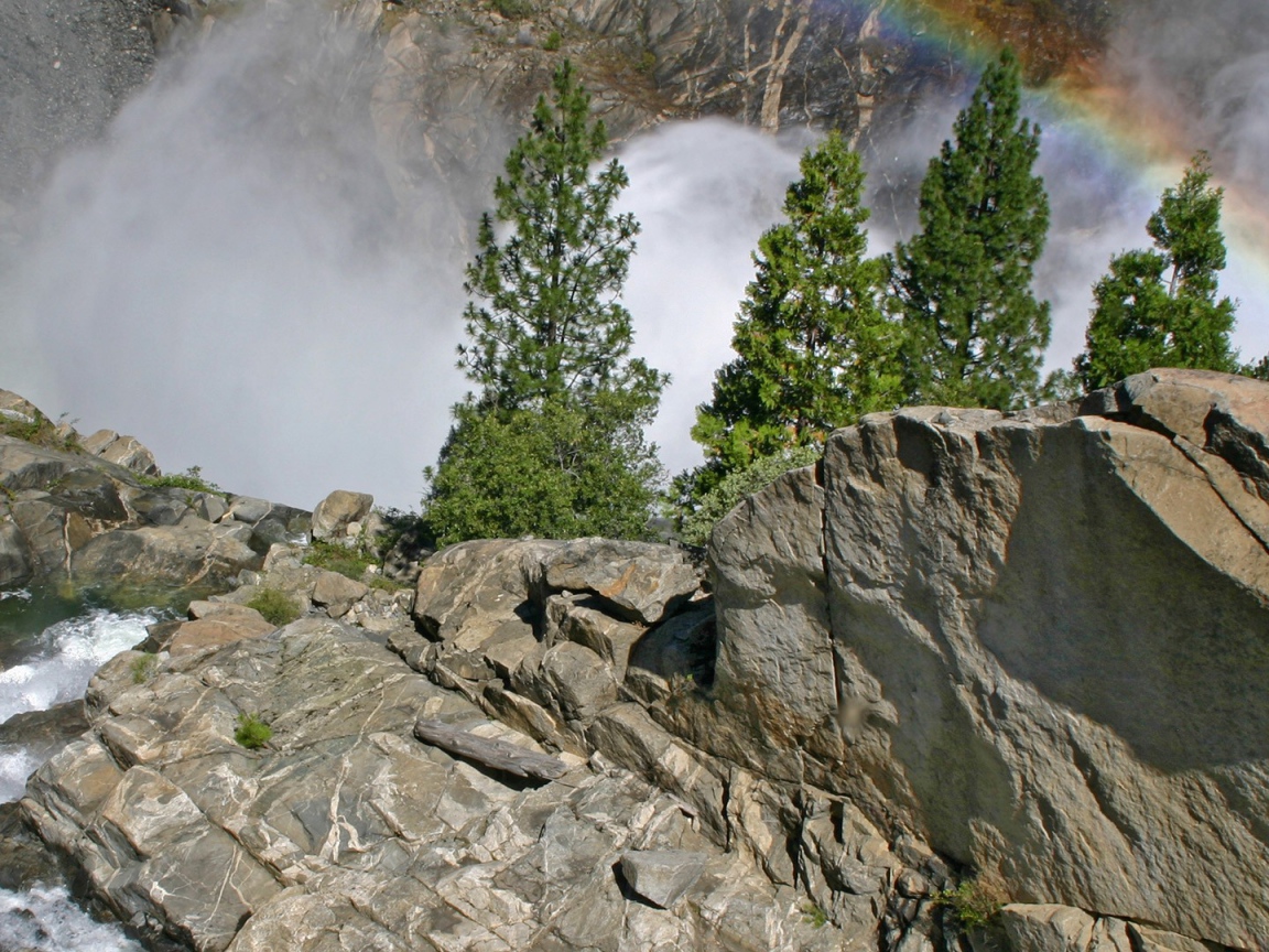 Брызги и радуга от водопада