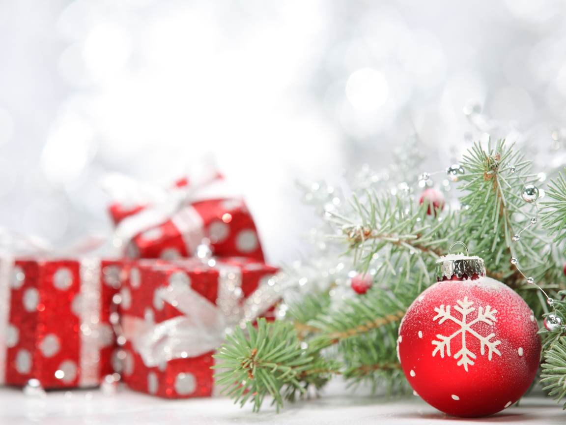 Красный шар с белой снежинкой