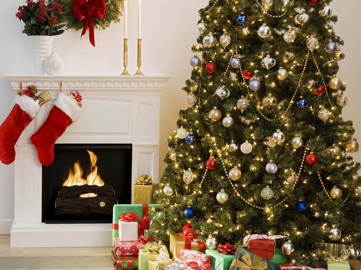 Елка с подарками около камина