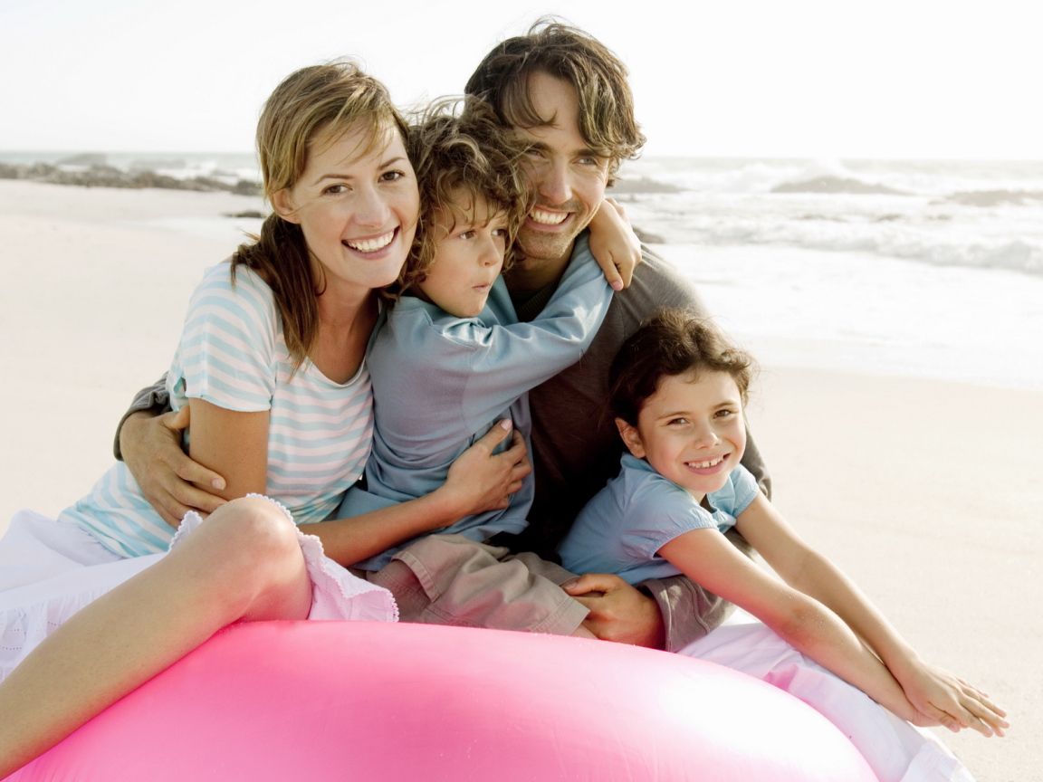 Счастливая семья на пляже