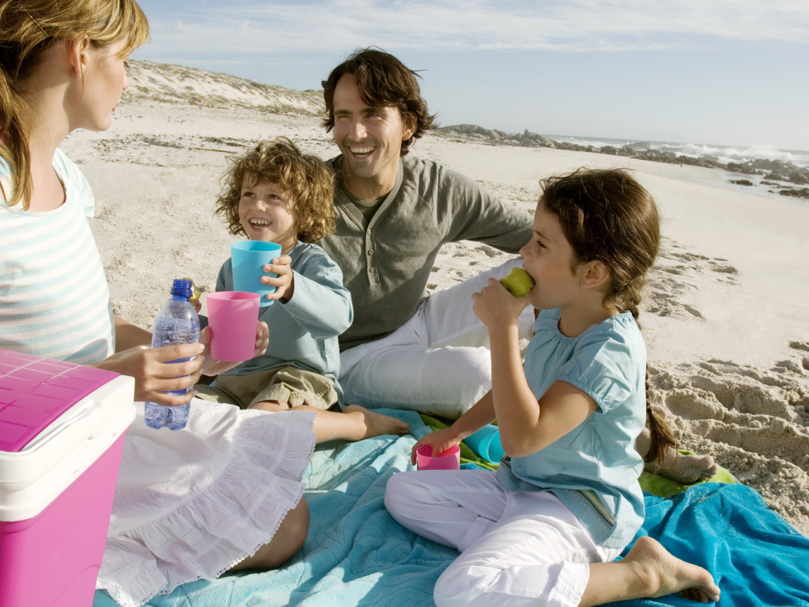 Пикник на пляже у семьи