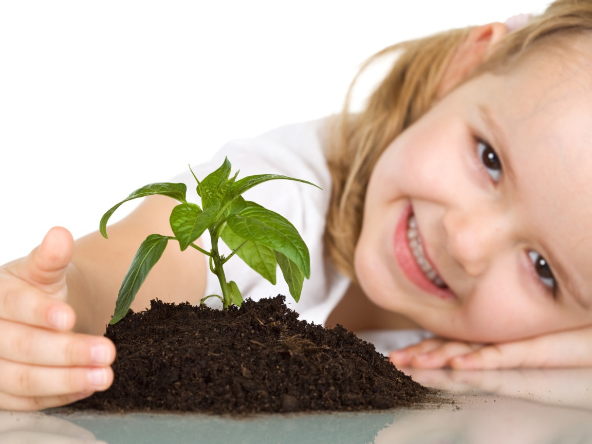 Ребенок сажает цветок