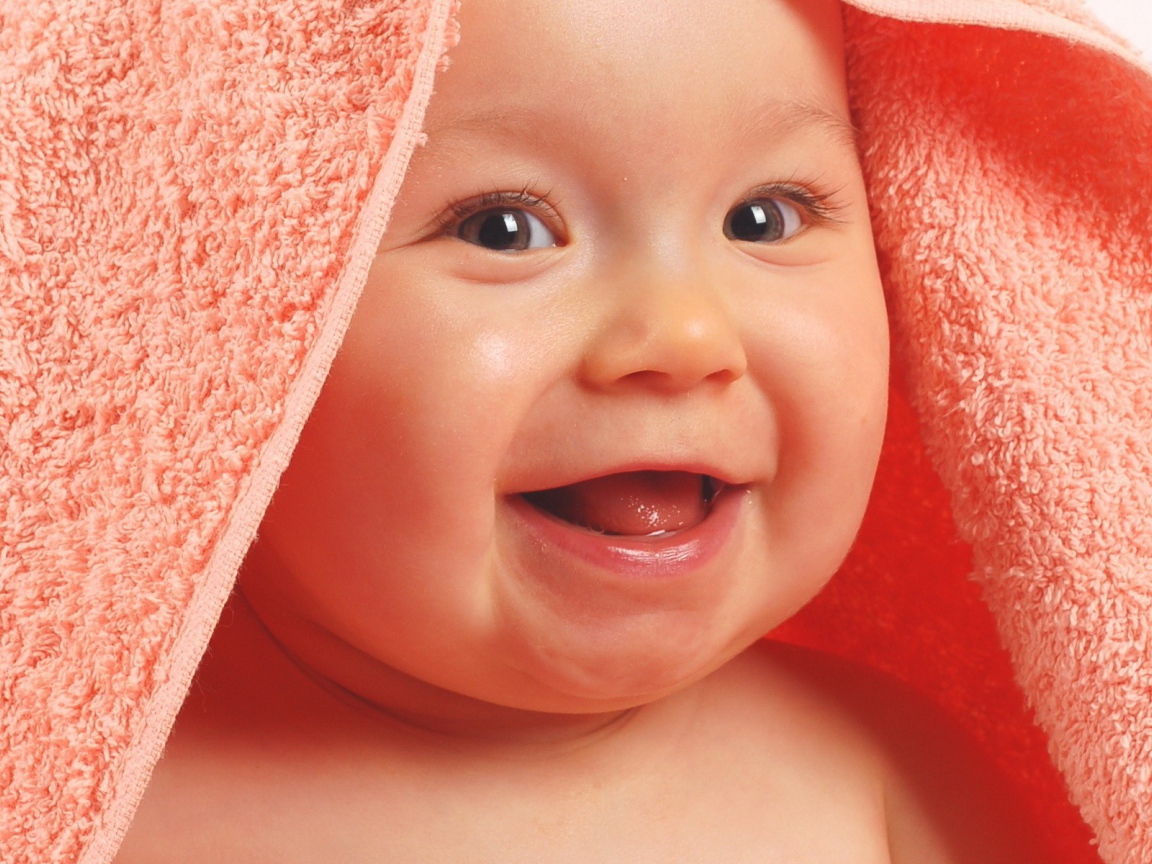 Ребенок в полотенце смеется