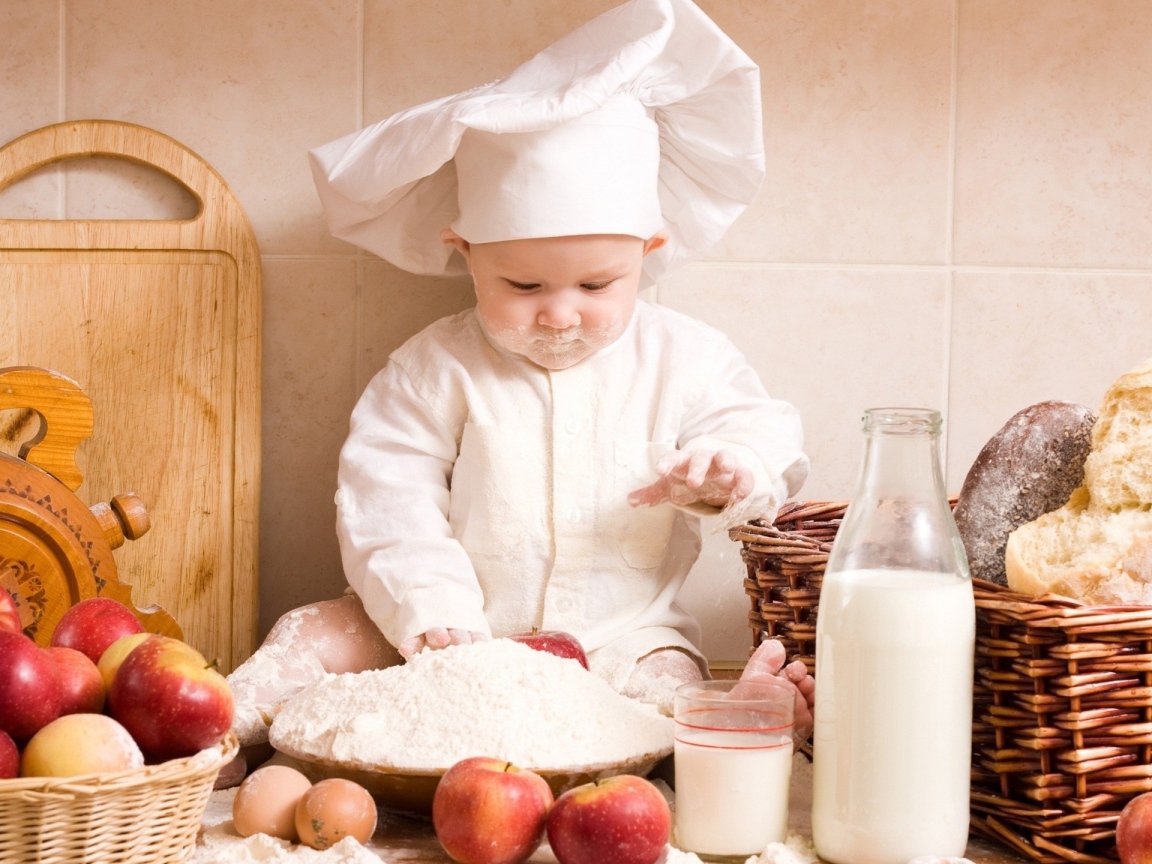 Маленький ребенок повар