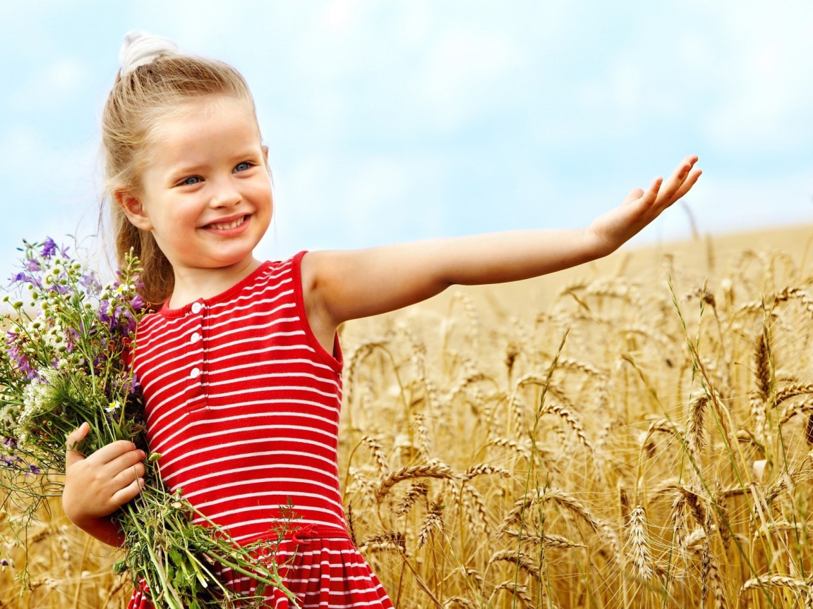 Девочка с букетом цветов