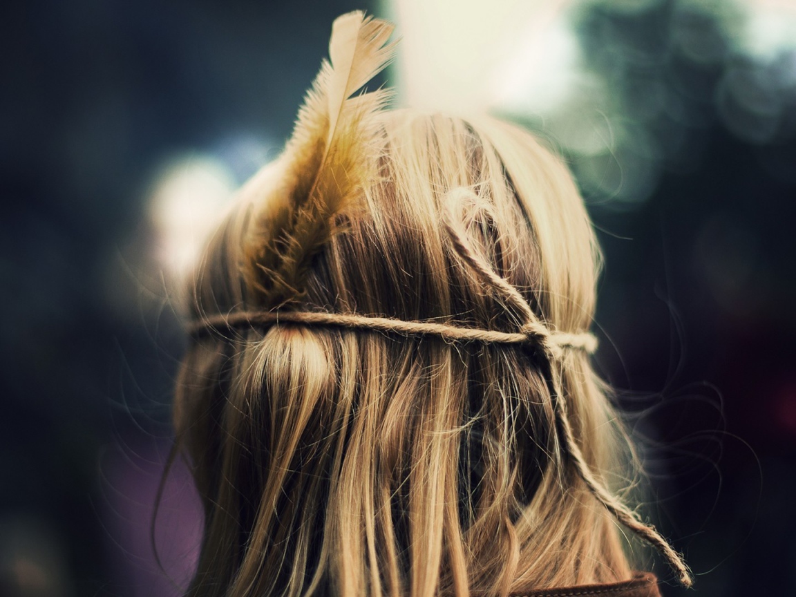 Голова с пером в волосах
