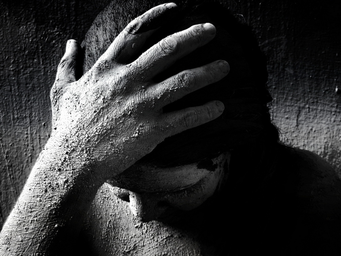 Голова девушки в стене