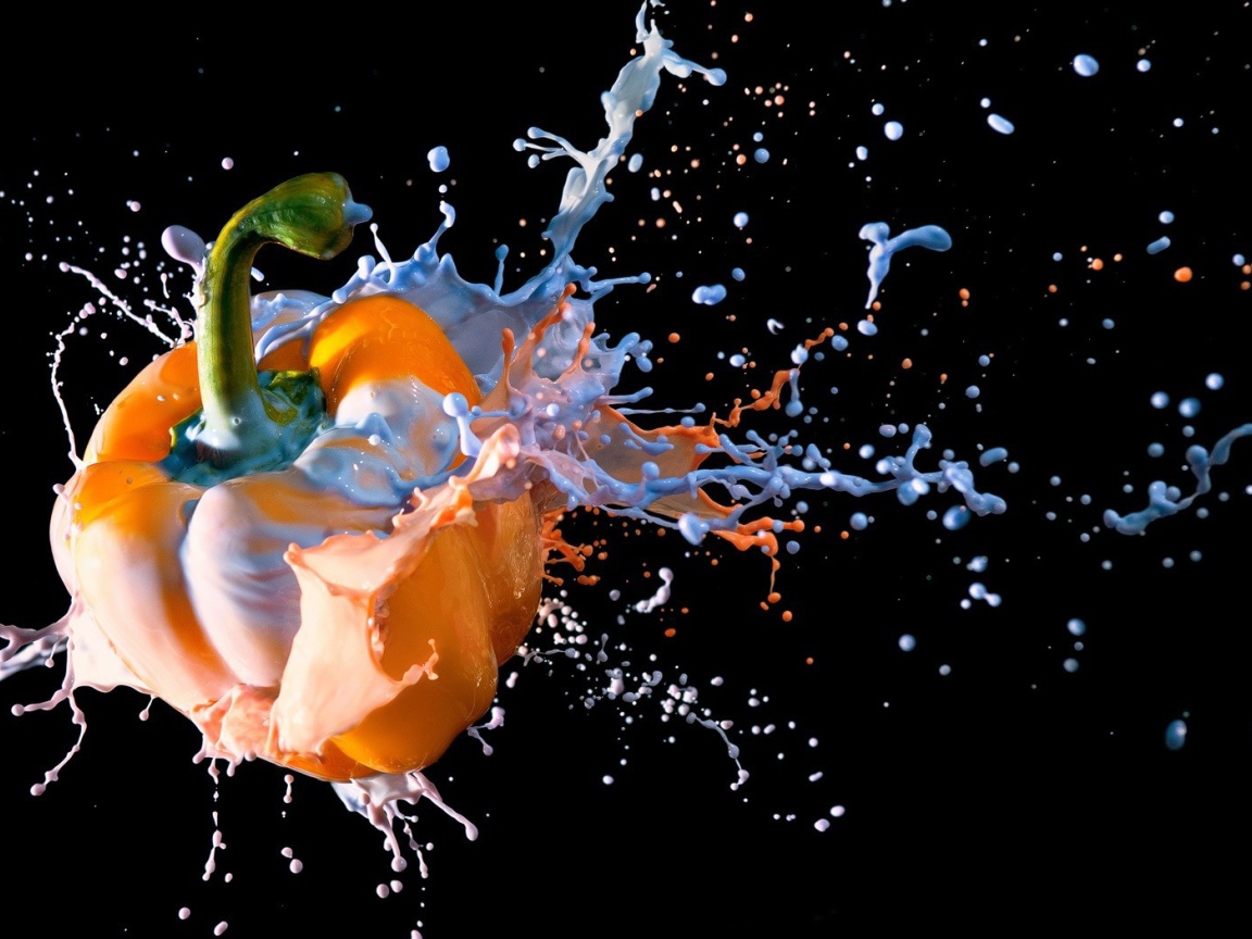 Взрыв перца на черном фоне