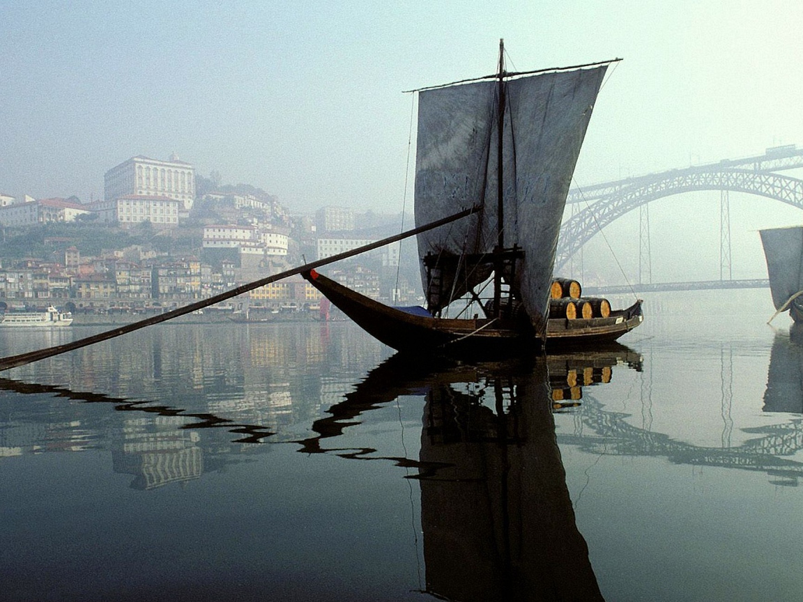 Лодка под парусом