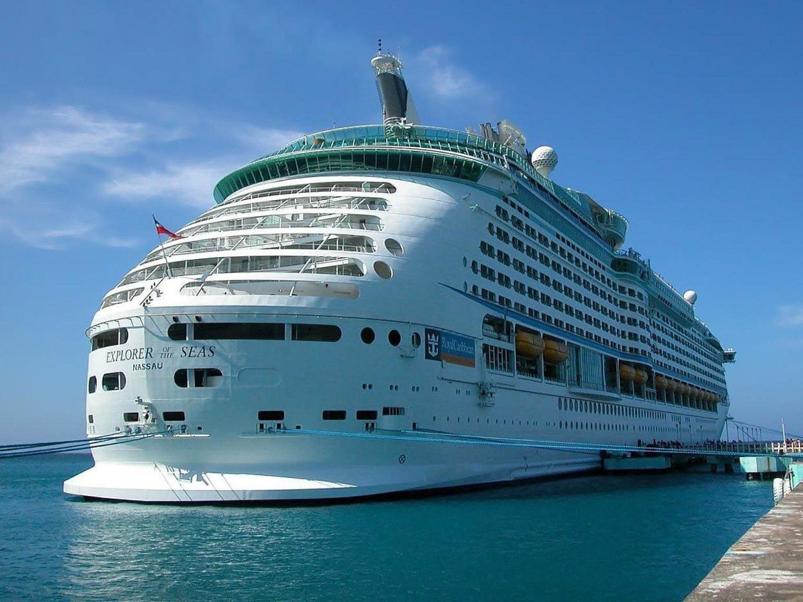 Роскошный лайнер у причала