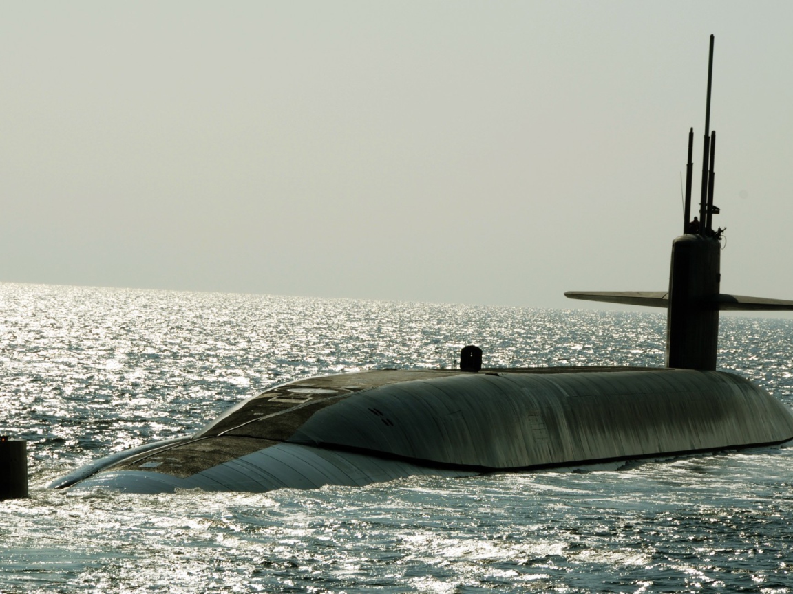 Подводная лодка в открытом море