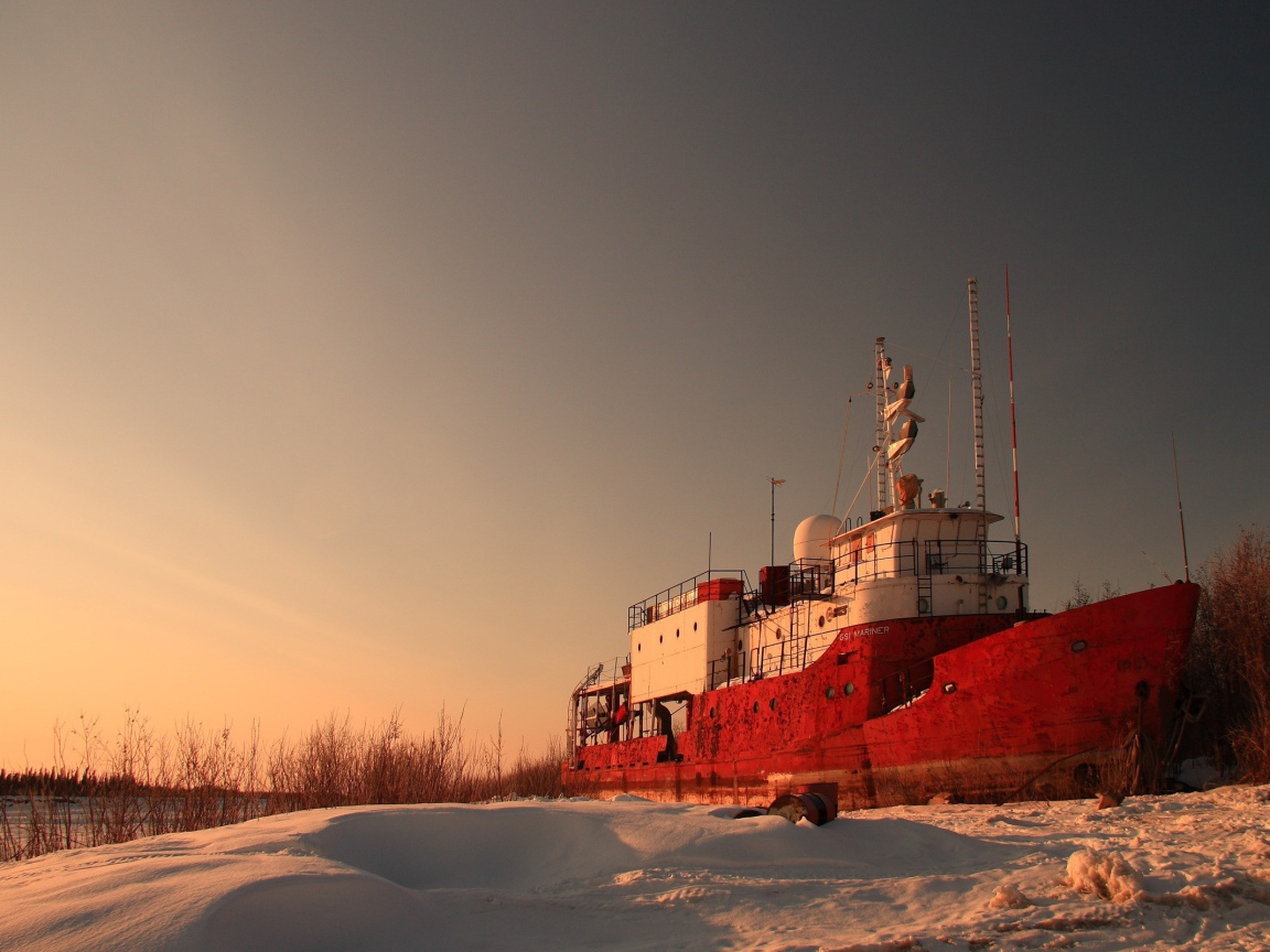 Корабль на зимней стоянке
