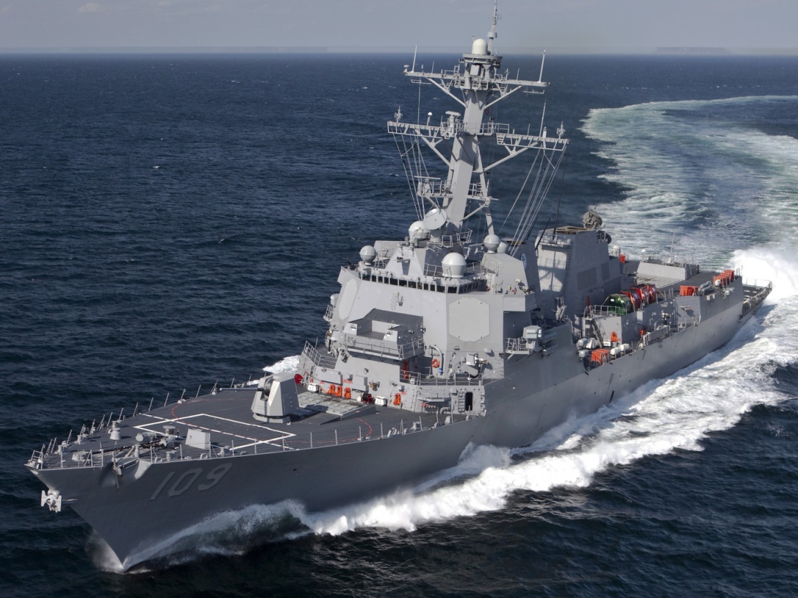 Разворот корабля в море