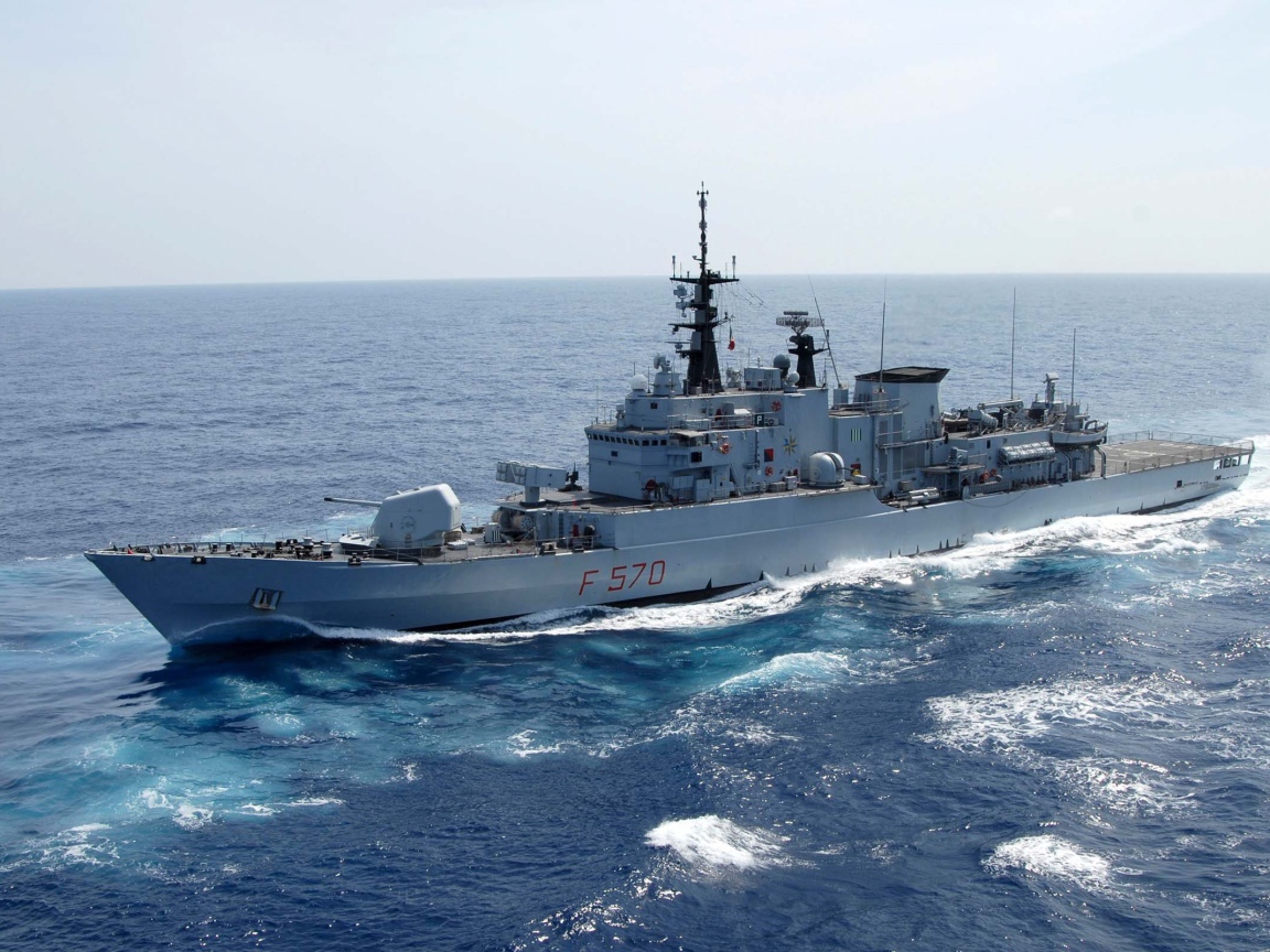 Боевой корабль в море