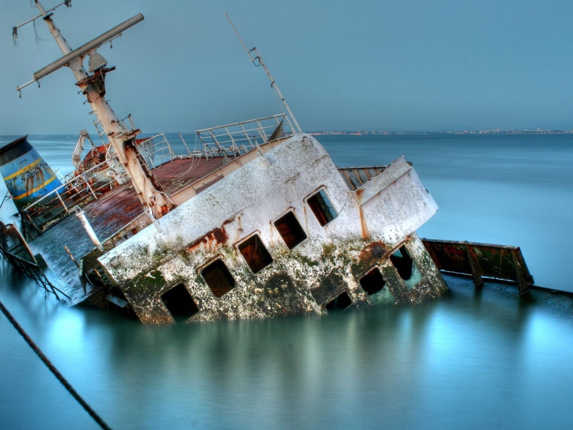 Затонувший морской корабль