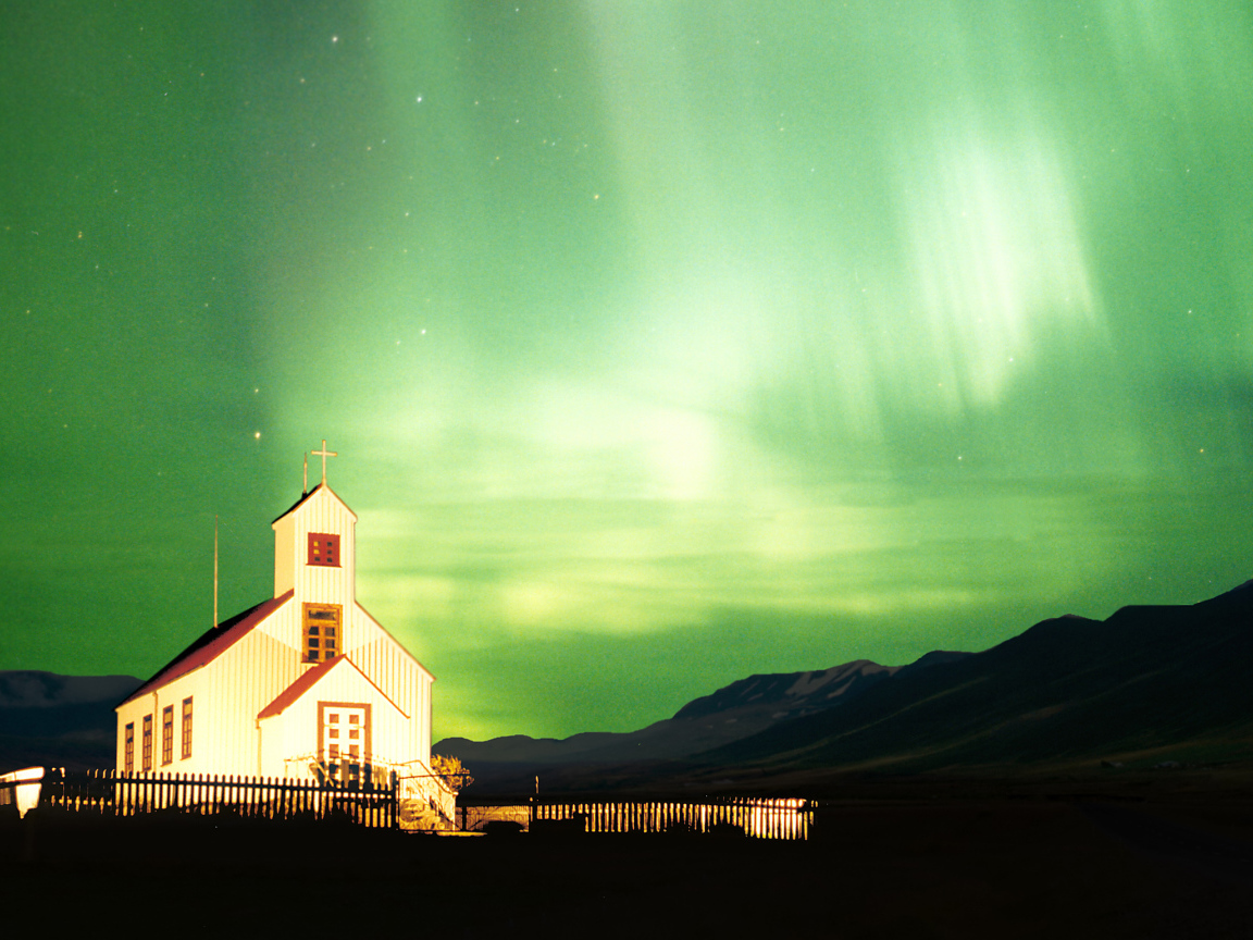 Северное сияние над костелом