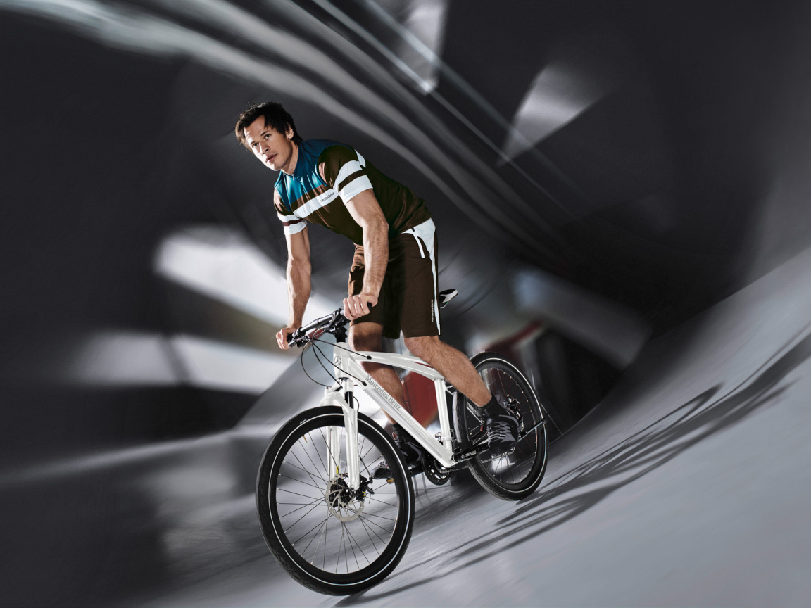 Спортсмен занимается фитнесом