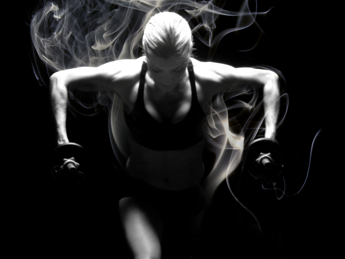 Спортсменка занимается фитнесом