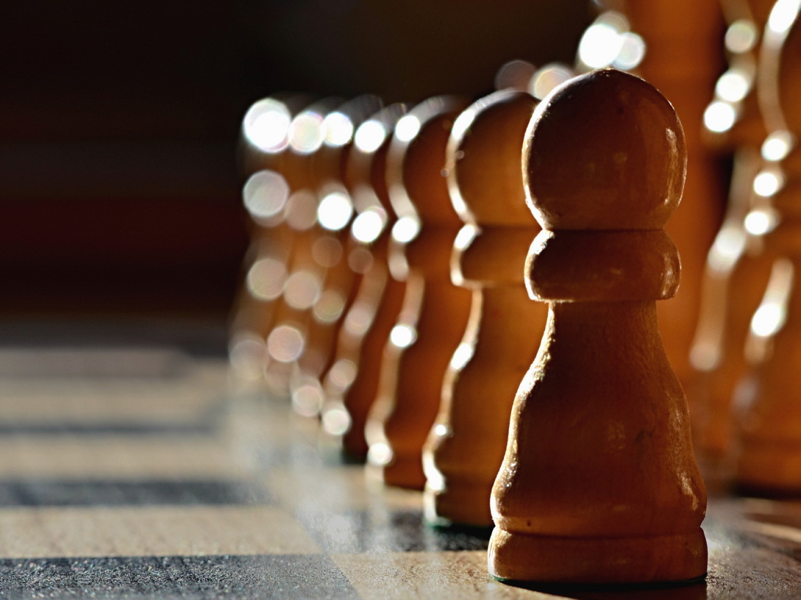 Шахматные фигуры на доске