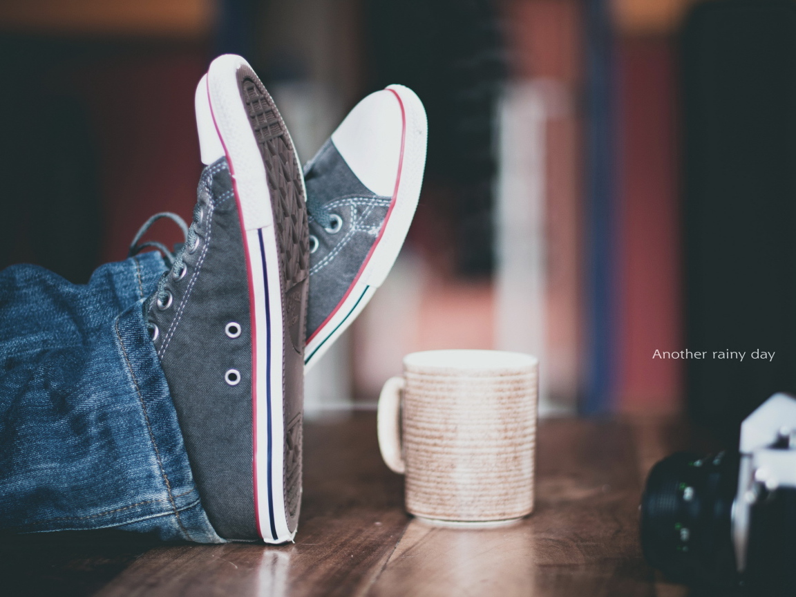 Кеды и чашка на столе