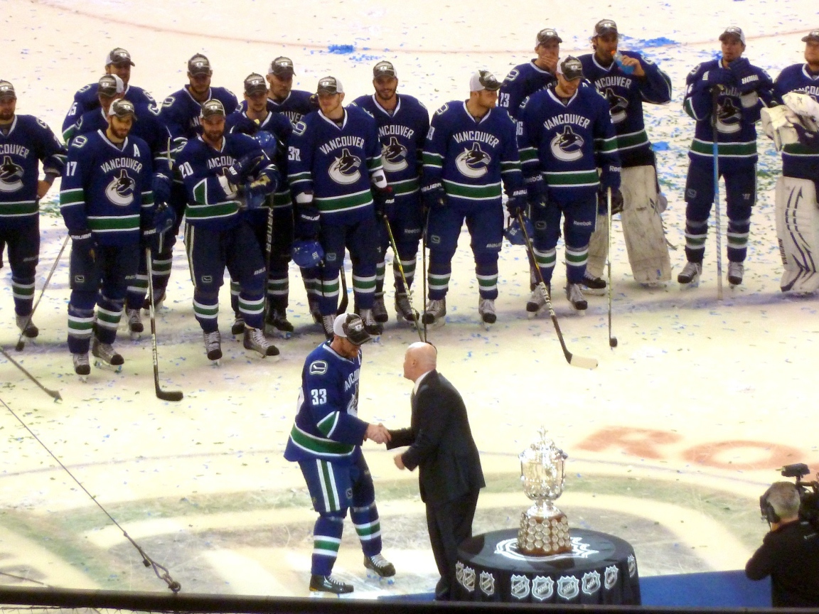 Лучший Хоккеист Ванкувера Хенрика Седина и его команда
