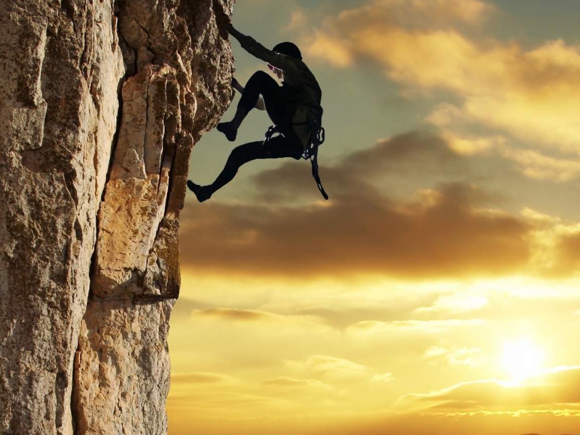 Человек лезет на скалу