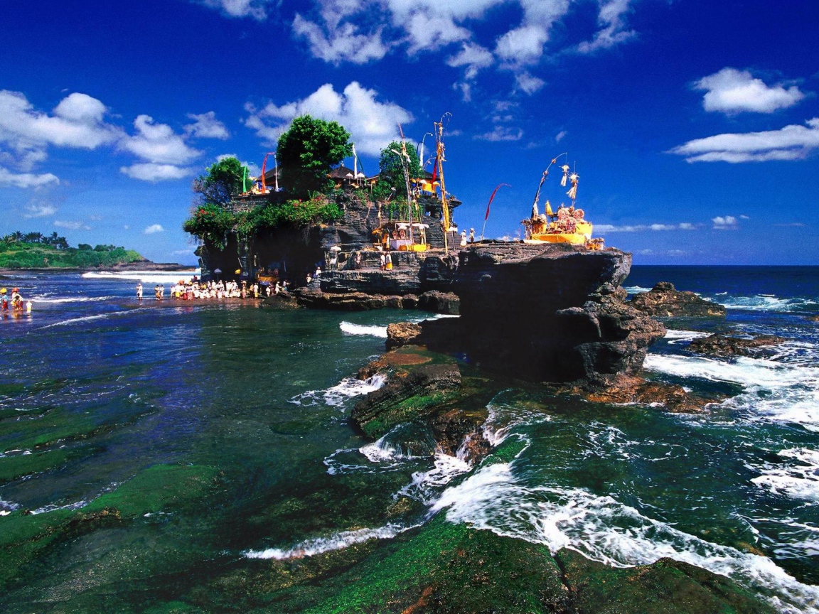 Скалы у берега Бали