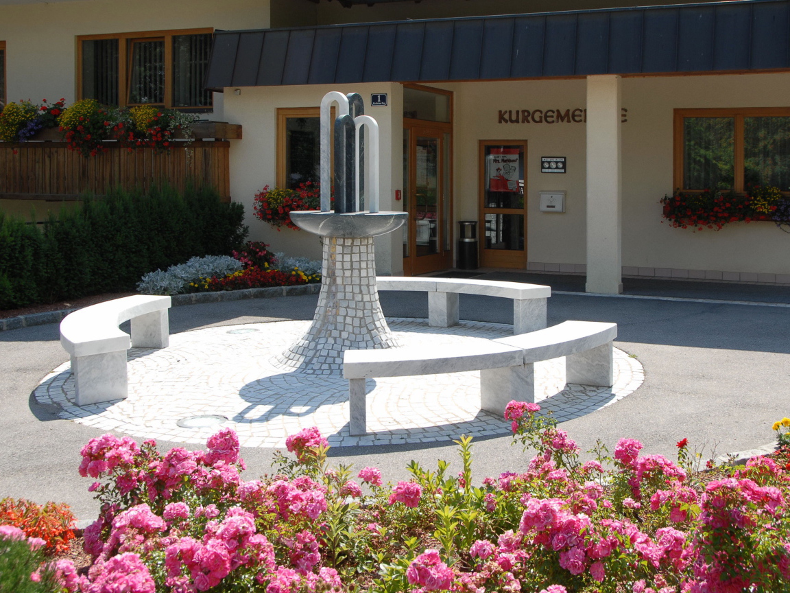 Клумба на горнолыжном курорте Бад Кляйнкирххайм, Австрия