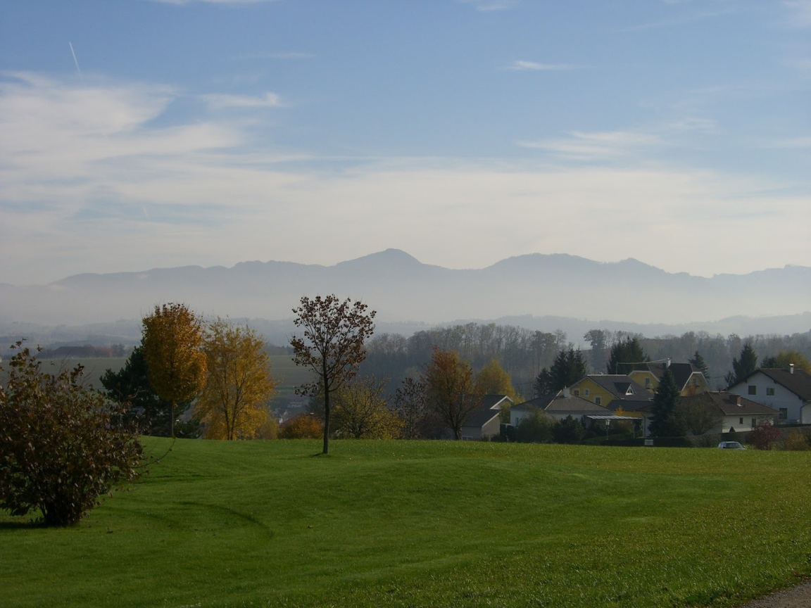 Город на фоне гор на курорте Бад Халль, Австрия