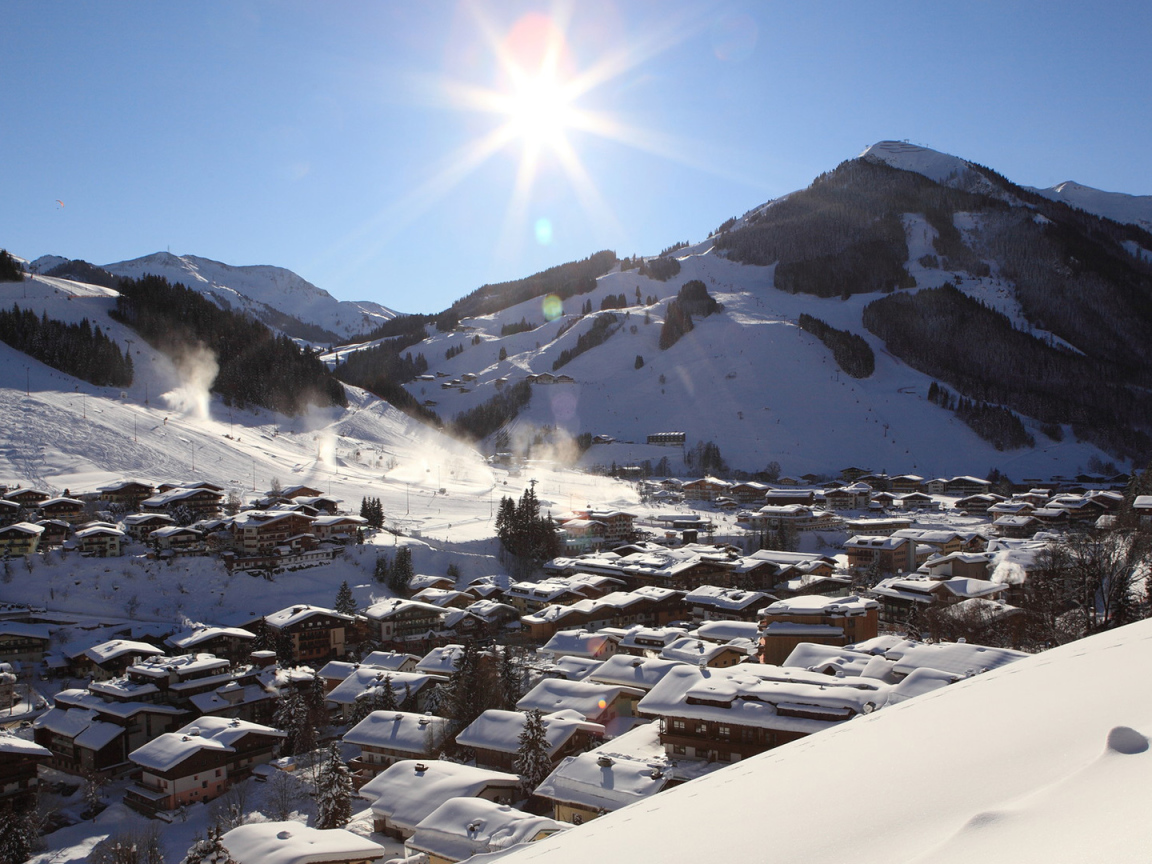 Город на горнолыжном курорте Заальбах Хинтерглем, Австрия